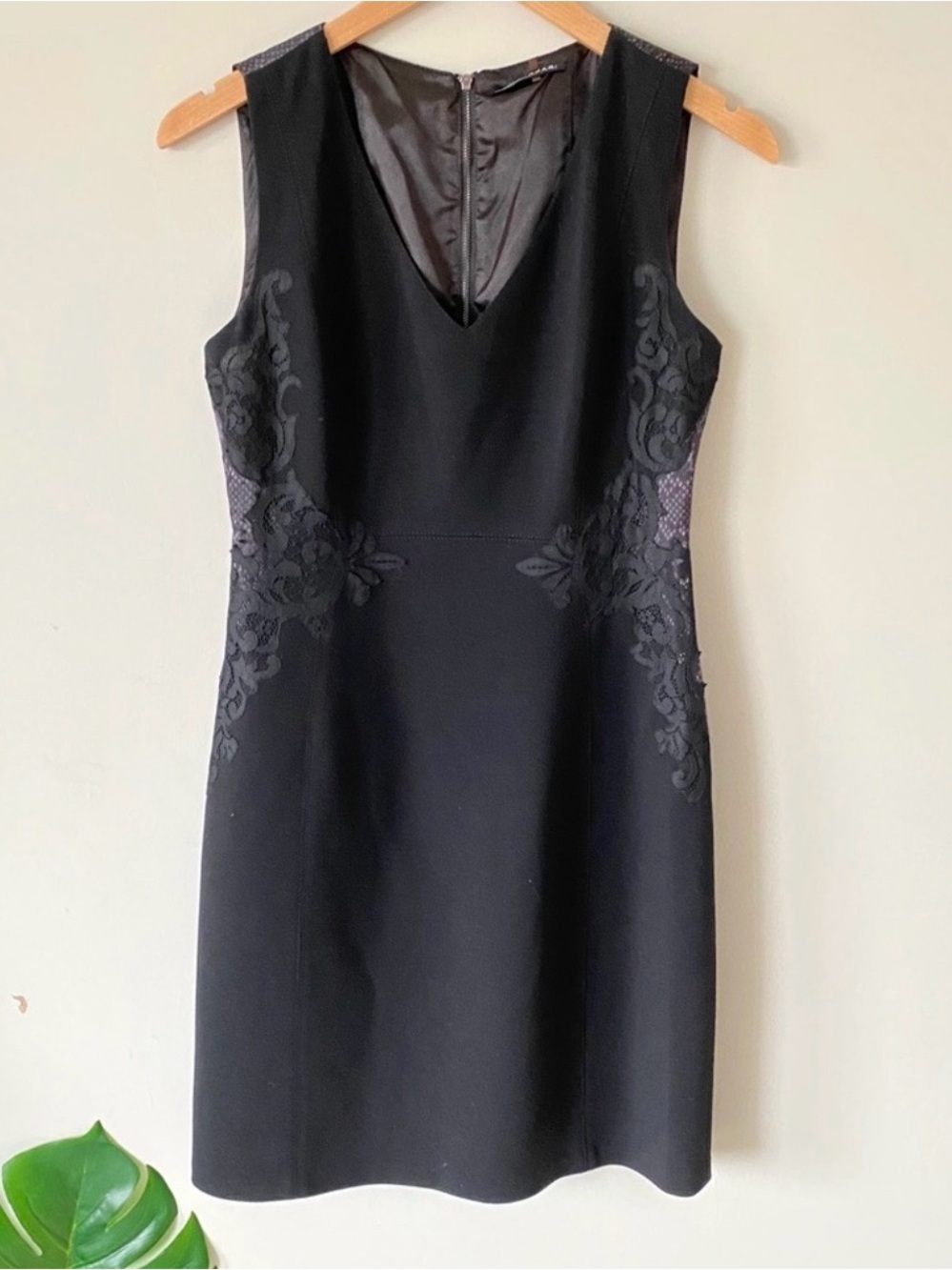 Elie Tahari Black Lace V-Neck Sheath Dress Snakeskin & Lace Women's Size 4